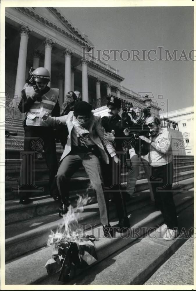 1989 Press Photo Protester Scott Tyler Burning Flag and Arrested at Capitol- Historic Images