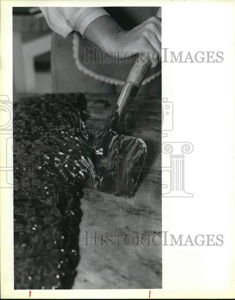1985 Press Photo Fudge being worked at Central Park Luxury Fudge - sax28976- Historic Images
