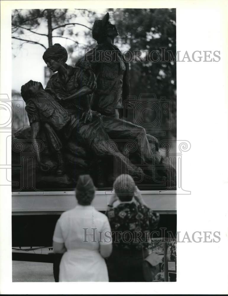 1993 Press Photo Visitors take photos of Vietnam Women&#39;s Memorial at Ingram Park- Historic Images