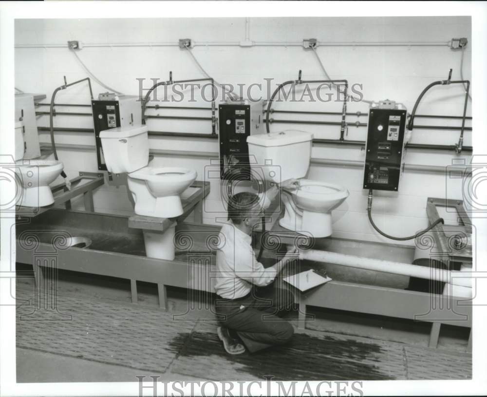 1989 Press Photo Employee at American Standard Toilet Test Facility - sax29373- Historic Images