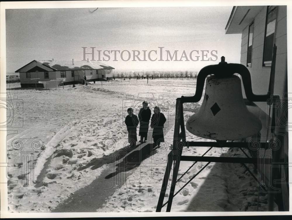 1971 Press Photo Hutterite children go to colony&#39;s dining hall near Estelline- Historic Images