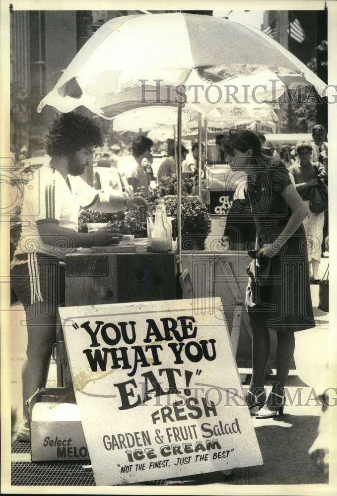 1982 Press Photo Street Vendor Rocco Latronica at Fruit Juice Stand in Manhattan- Historic Images