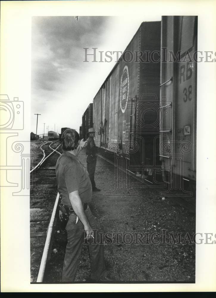1985 Press Photo Illegal Aliens in Laredo, Texas - sax30482- Historic Images