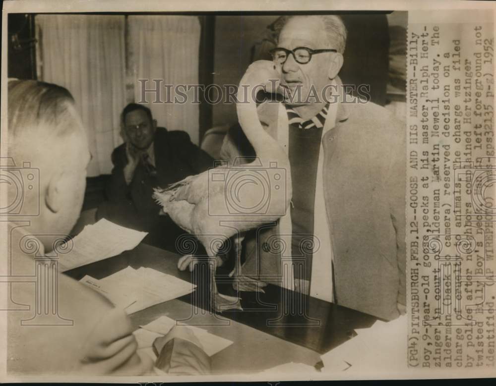 1952 Press Photo Ralph Hertzinger with goose Bill Boy at Martin Newell court, PA- Historic Images