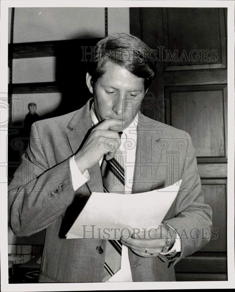 Press Photo James Hasslocher reading report - sax33498- Historic Images