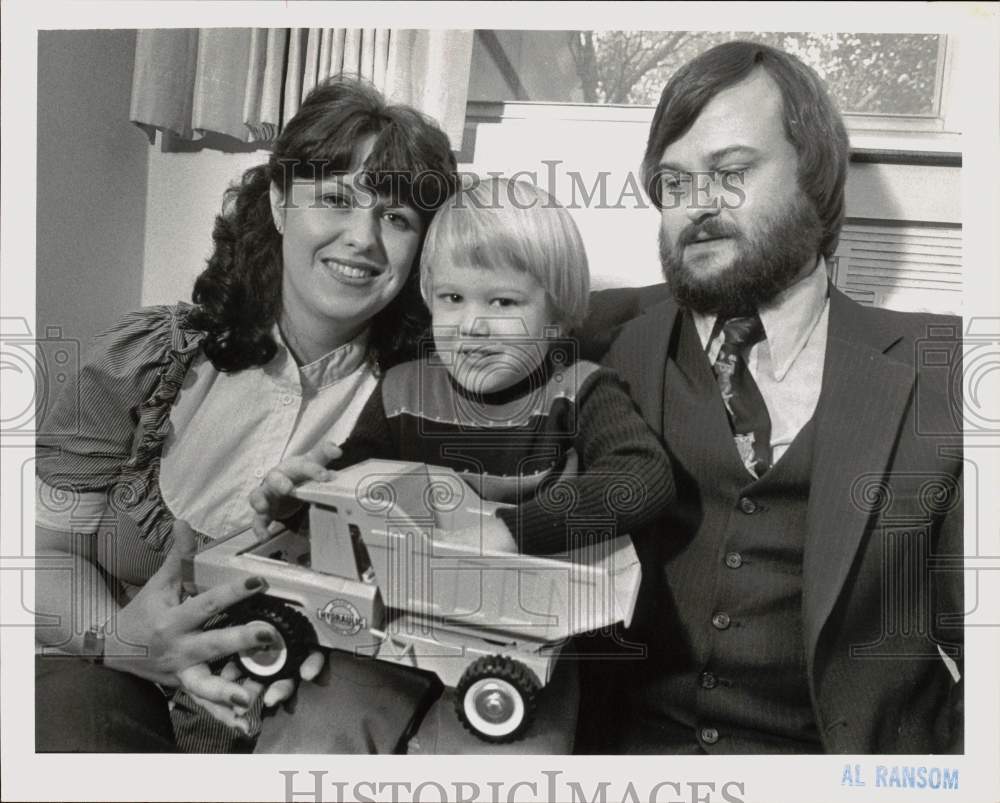 Press Photo Sandie &amp; Tom Hendrix with son Michael who suffers from epilepsy, TX- Historic Images