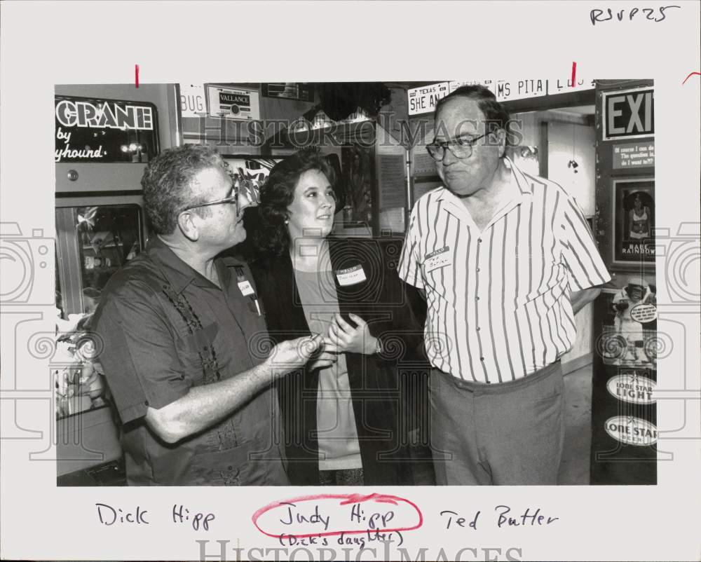 1990 Press Photo Dick Hipp hosts reunion at the old Hipp's Bubble Room, Texas- Historic Images