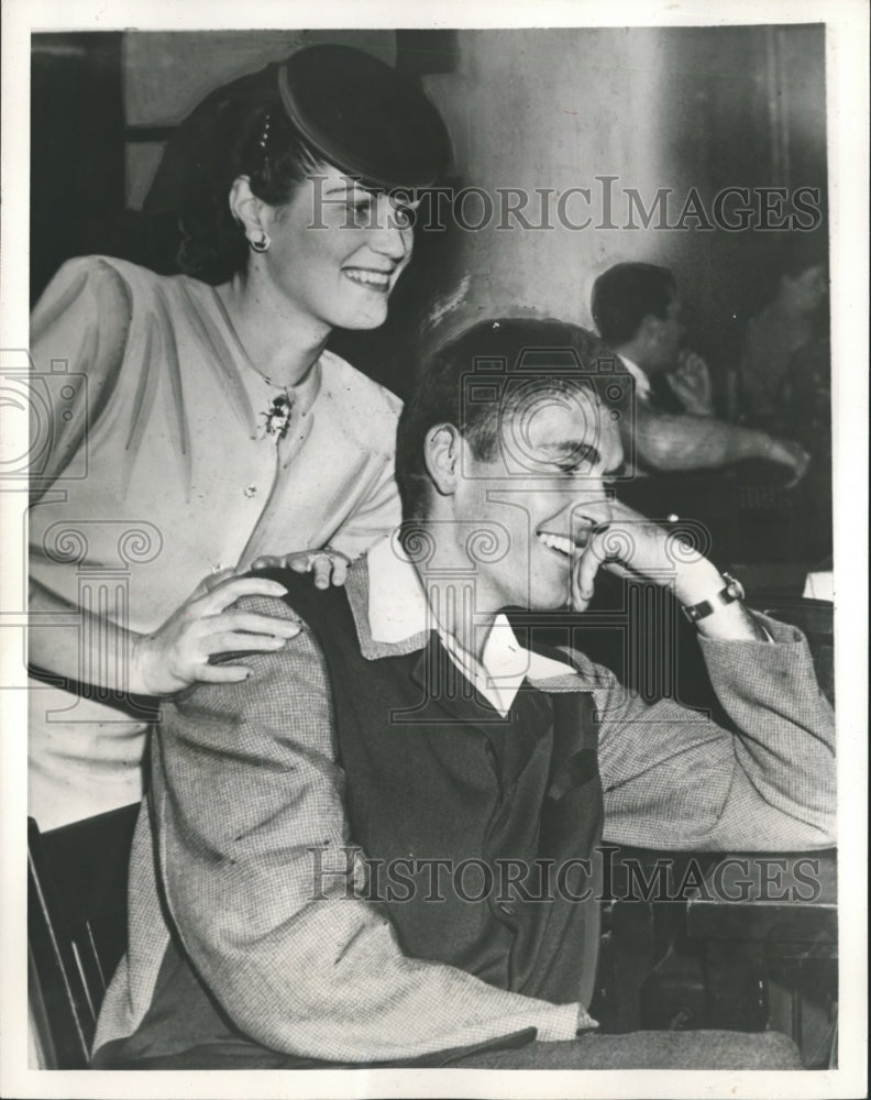 1945 Press Photo NY Yankee Johnny Lindell & Wife Interviewed by Bob Hunter - Historic Images