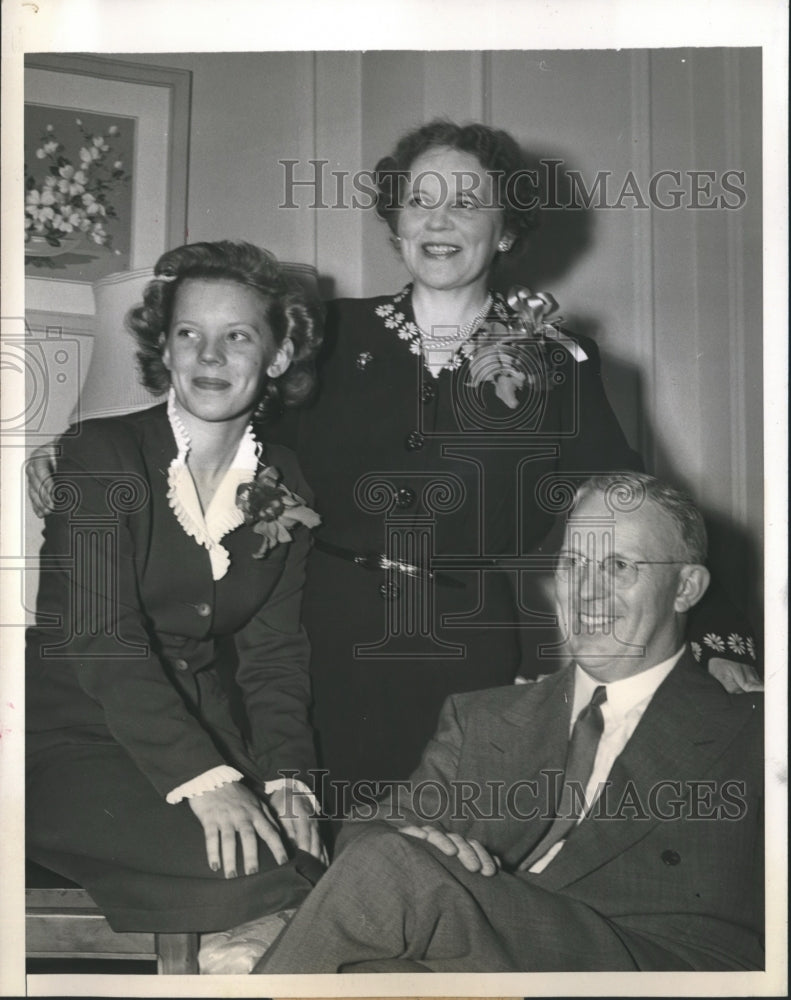 1944 Press Photo Governor Earl Warren of Calif. with wife and daughter Virginia. - Historic Images
