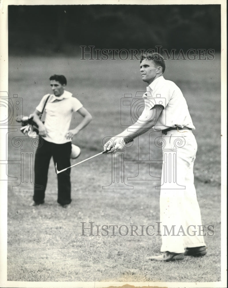 1938 Press Photo J Smith Feredee Golf Marathoner Follows Through on Ball Landing - Historic Images