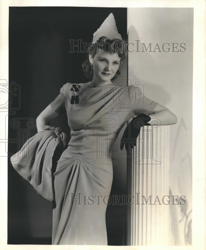 1940 Press Photo Elizabeth Russell wears an Elinor Jinkins original - sba00227- Historic Images