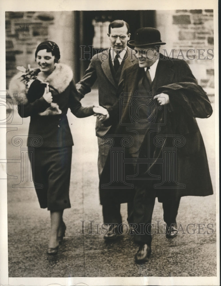 1932 Francis V. Dupont, Janet Gram given happy sendoff after wedding - Historic Images