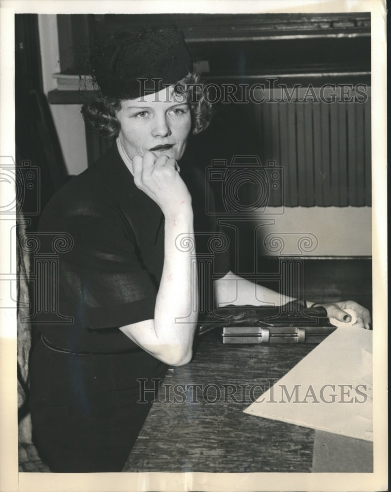 1940 Press Photo Former Actress Sidnee Lloyd testifies at metaphysics inquiry - Historic Images
