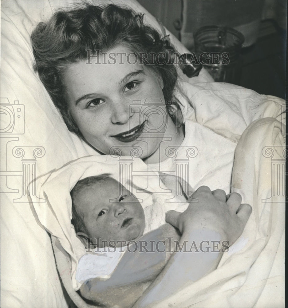 1942 Press Photo Cornelia Van Ree with her baby. - sba00271-Historic Images