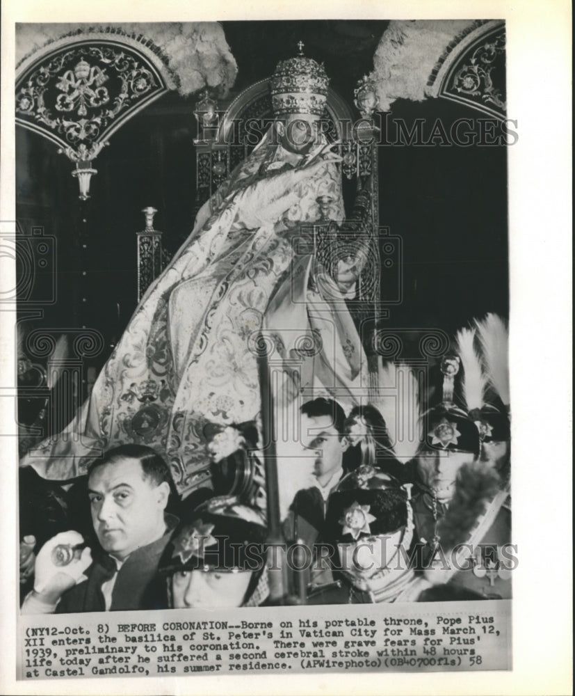 1958 Pope Pius XII on portable throne at St. Peter'sin Vatican - Historic Images