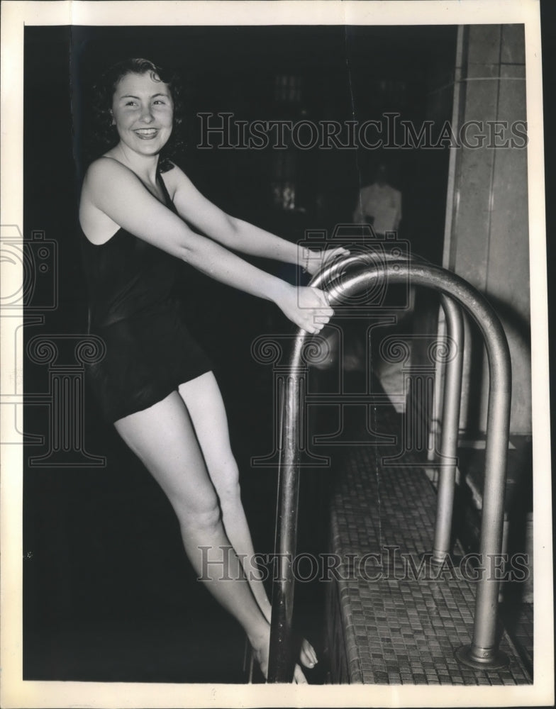 1943 Press Photo Joan Fogle smiles after placing second in 220 yard freestyle - Historic Images