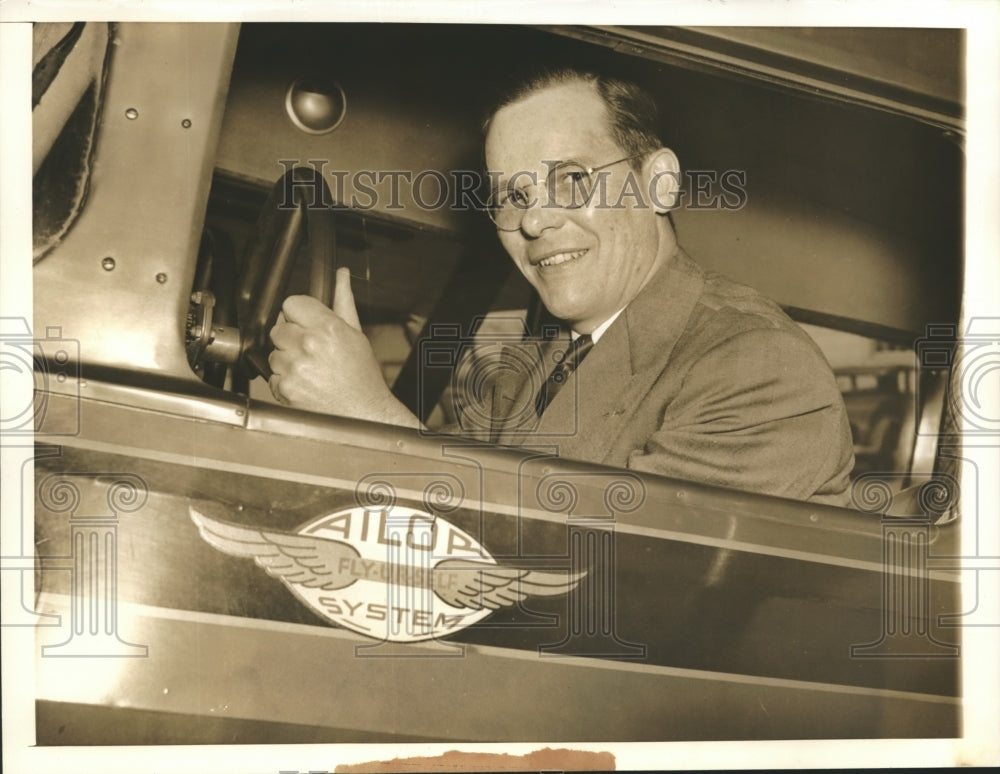 1941 Press Photo Hugh C Robbins Pilot Flew Photographer Over British Ship Malaya - Historic Images