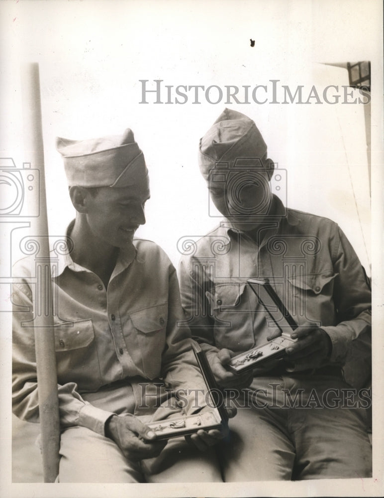 1945 Press Photo Los Negros Islands TX soldiers Pfc Emilio Matinez, Sgt Ellison- Historic Images