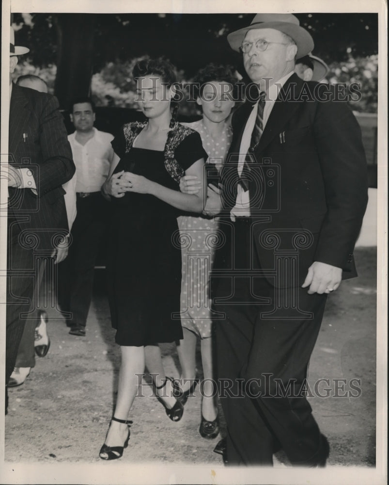 1945 Press Photo Imogene Stevens escorted by police to court for manslaughter-Historic Images