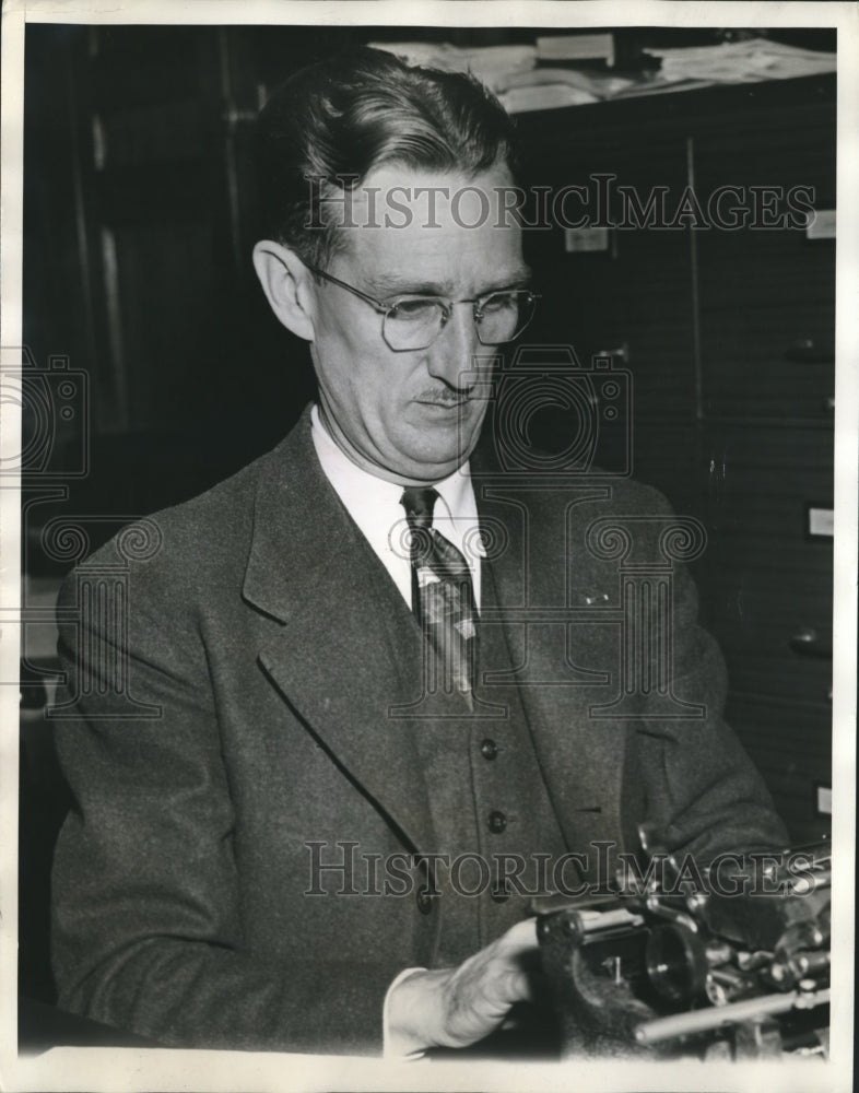 1941 Press Photo George Hill at Hamilton Fish&#39;s Desk After Investigation-Historic Images