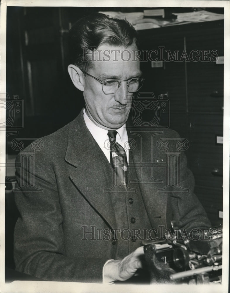 1941 Press Photo George Hill at Hamilton Fish's Desk After Investigation-Historic Images