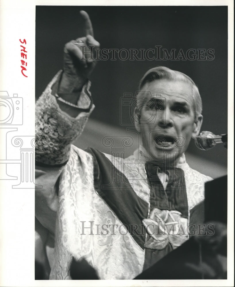 Press Photo Sheen Photographed While Giving Speech - sba01453-Historic Images