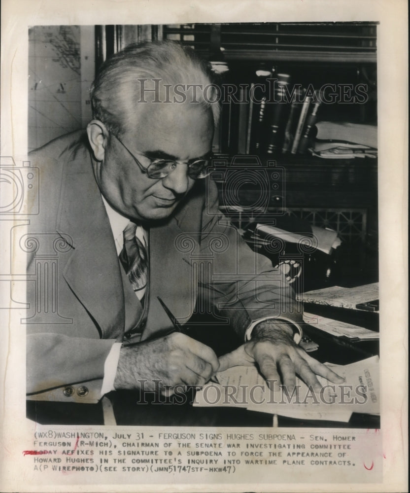1947 DC Sen Homer Ferguson Affixes His Signature to a Subpoena - Historic Images