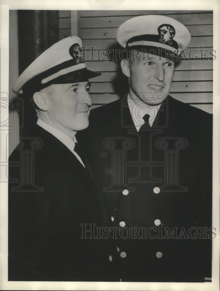 1942 Press Photo Lt Norman Red Strader Pictured with Lt Herm Meister in Denver - Historic Images