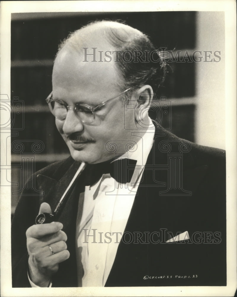 Press Photo Veteran news commentator William Shirer on the radio - sba01983-Historic Images