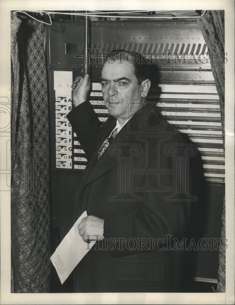 1945 Press Photo William O&#39;Dwyer Votes For Himself as Mayor - sba02065- Historic Images