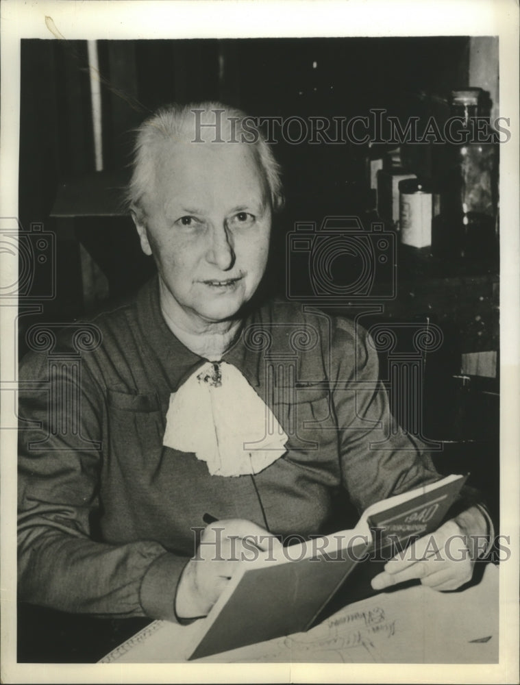 Press Photo Teacher Theodora Woodward demands $90000 for wrongful dismissal-Historic Images