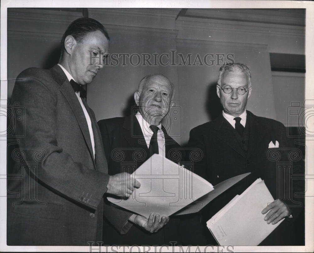 1956 Odie Richard Seagraves with Attorneys Callahan and John - Historic Images