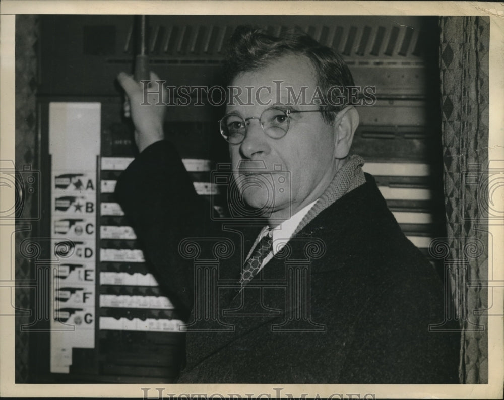 1944 Stoney Hillman Casts his voting ballot in Manhattan - Historic Images
