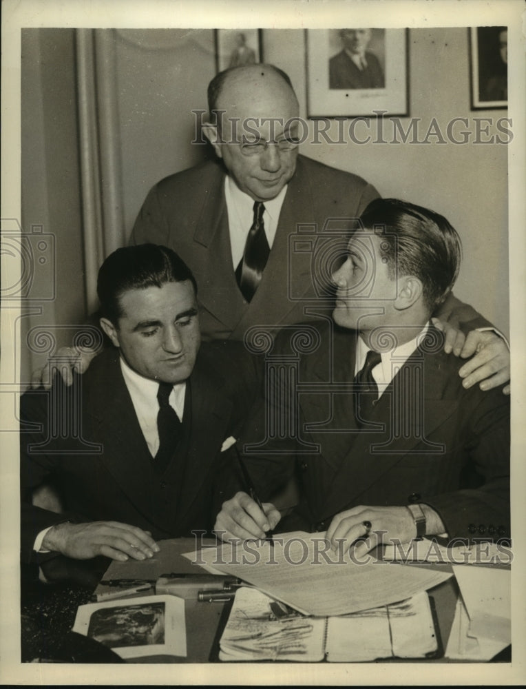 1940 Press Photo Lou Salica signed contract for match against Tommy Forte- Historic Images