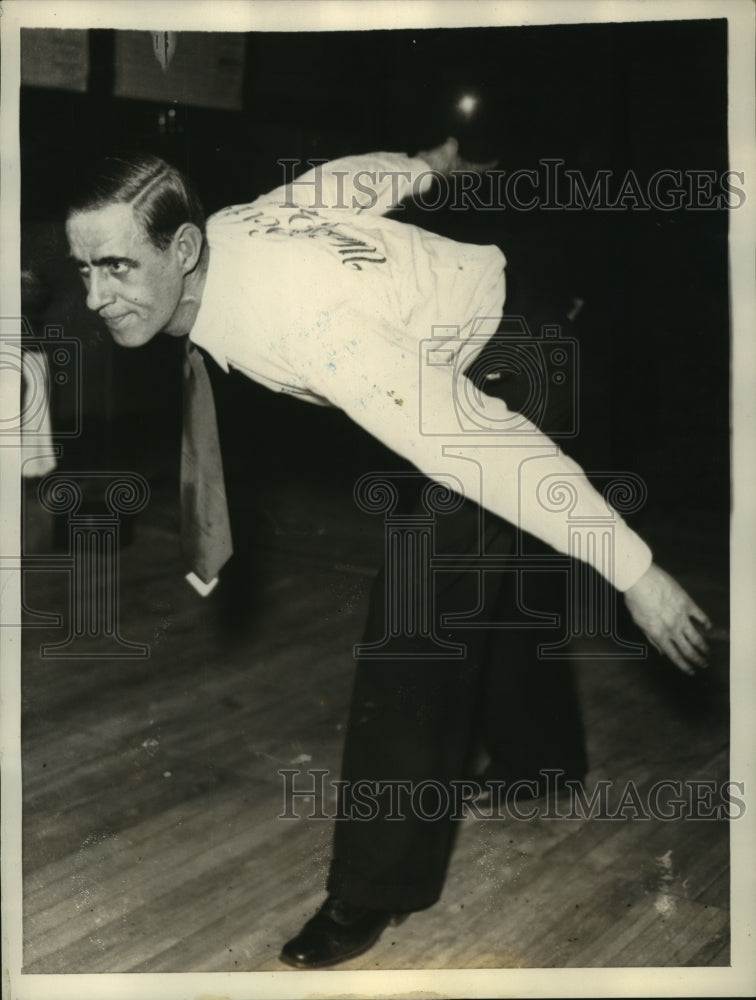 1933 Press Photo Stewart Watson Bowling against Joe Miller in Chicago Match- Historic Images