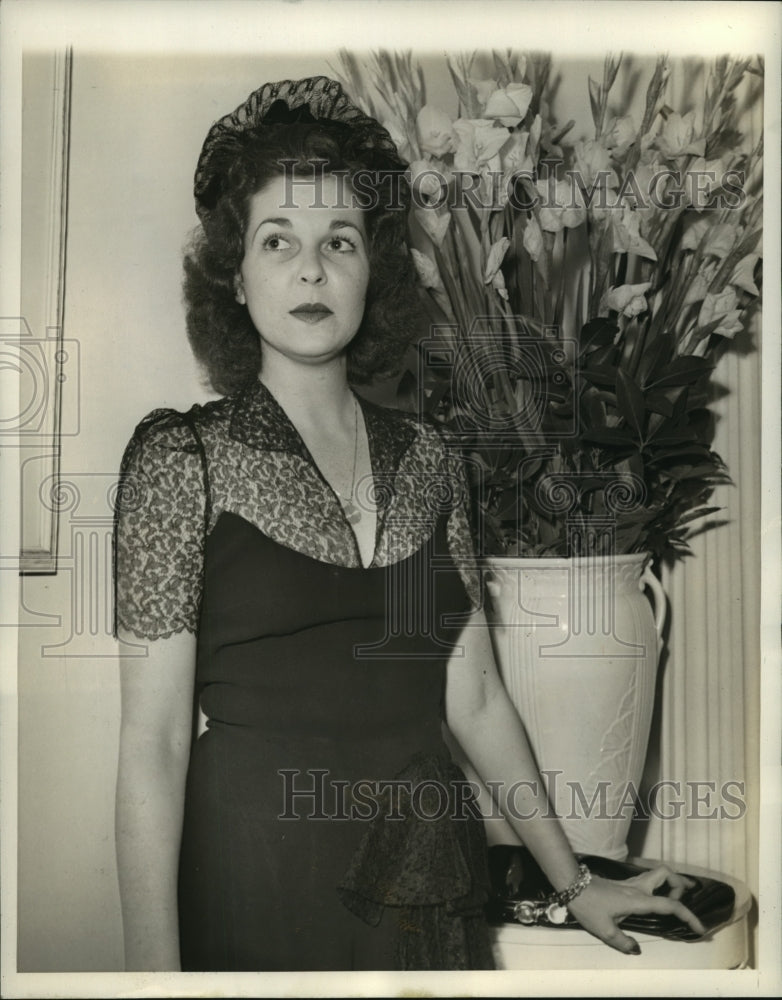 1942 Press Photo Gloria Baker Topping announces plans to divorce Henry Topping - Historic Images