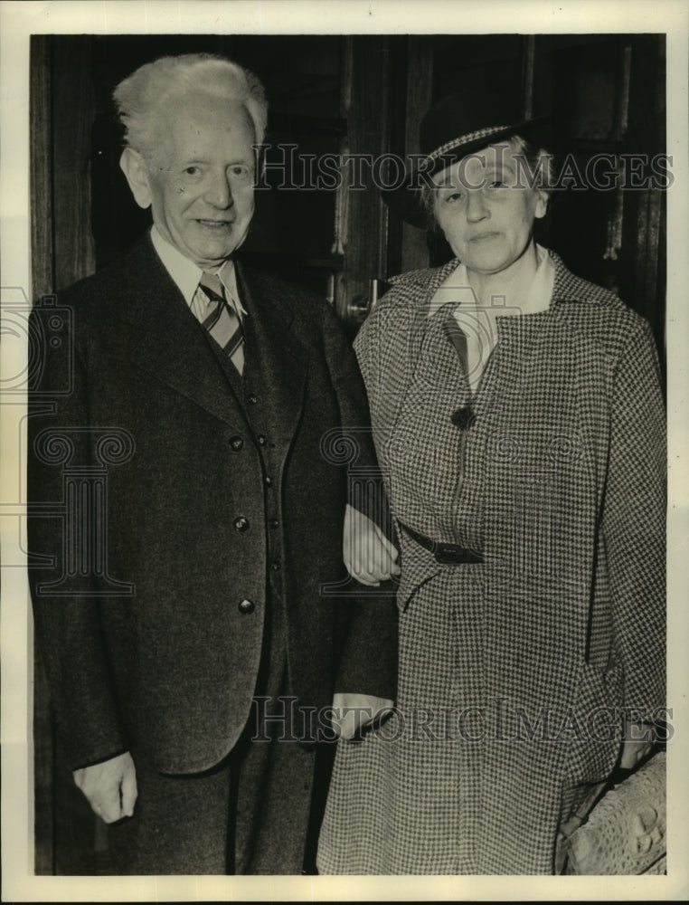 Press Photo Professor and Mrs Cassier Arrive in U.S. on Swedish Liner-Historic Images