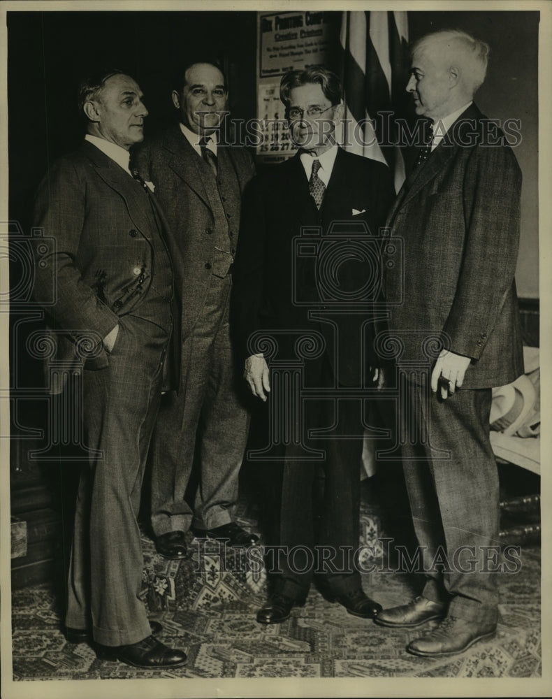 1930 Press Photo Wisconsin Gov Walter Kohler and his lawyers shown at trial-Historic Images
