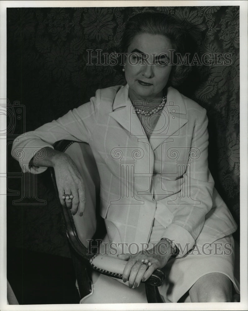 Press Photo Woman in White Suit Poses for Photo - sba04844-Historic Images