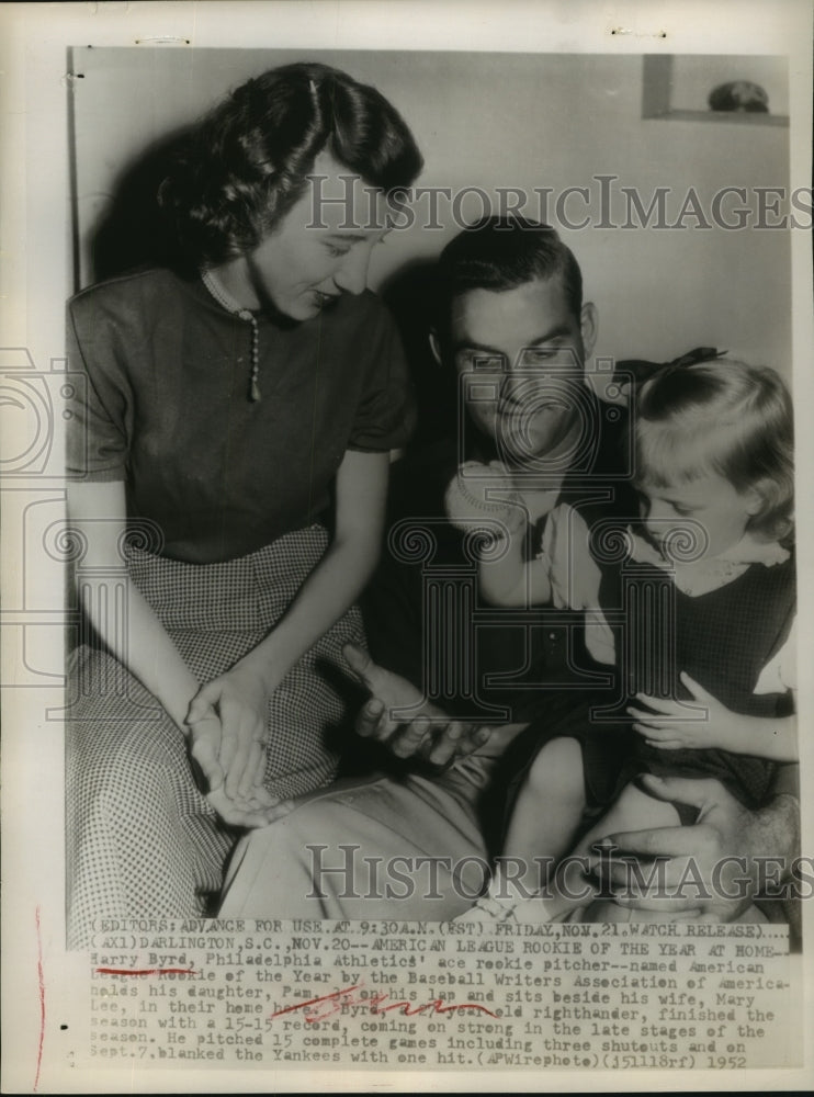 1952 Press Photo Harry Byrd of Philadelphia Athletics at home with family - Historic Images