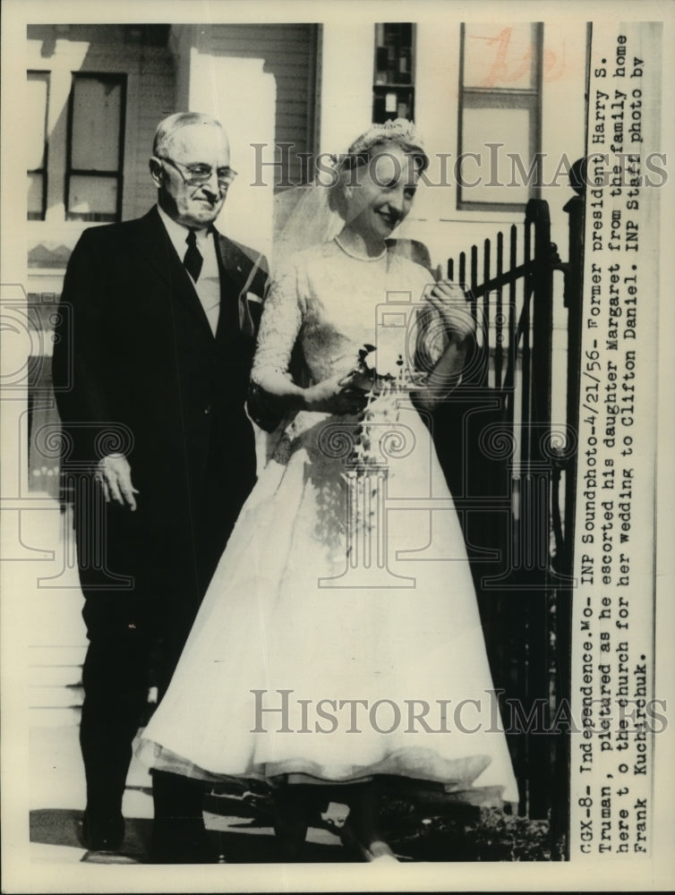 1956 Former President Harry S Truman escorts daughter to wedding - Historic Images