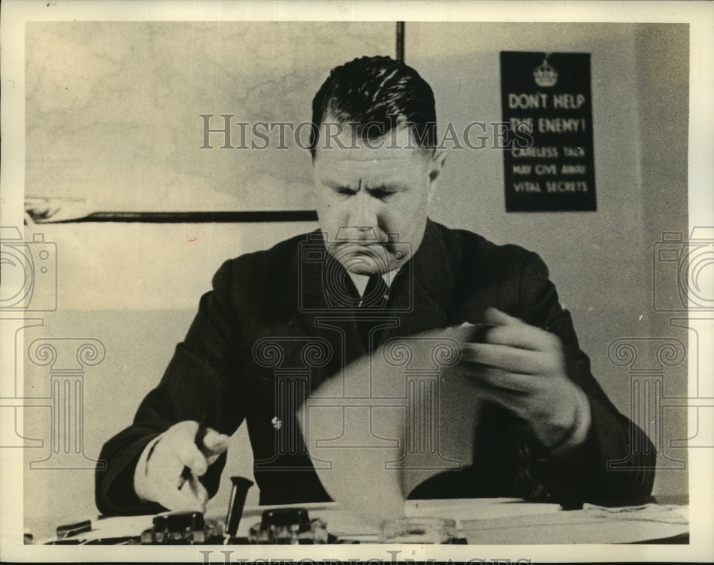 1942 Press Photo Chief Air Officer Captain HWL Saunders at his desk - sba05337- Historic Images