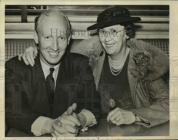 1940 Press Photo Harold Dahl, former Loyalist Aviator, pictured with h ...