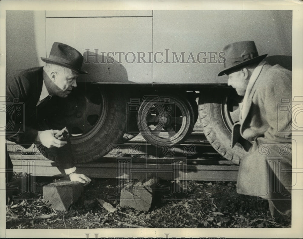 1936 Press Photo Hal Roosevelt Examining New Car on Arlington/Fairfax Railroad-Historic Images