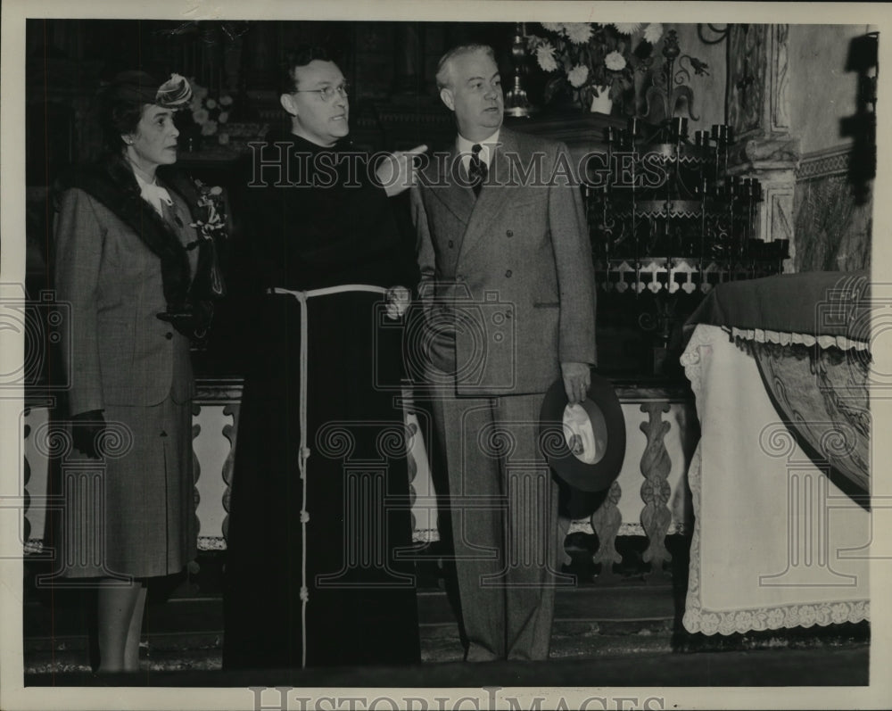 1944 Press Photo Mre. Bricked, Father Robert Schmidt, Gov. John Bricker - Historic Images