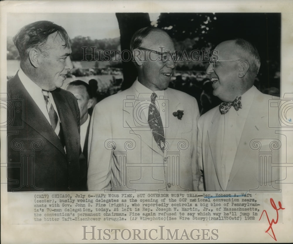 1952 Press Photo Robert Taft chats with the GOP National Convention delegates-Historic Images