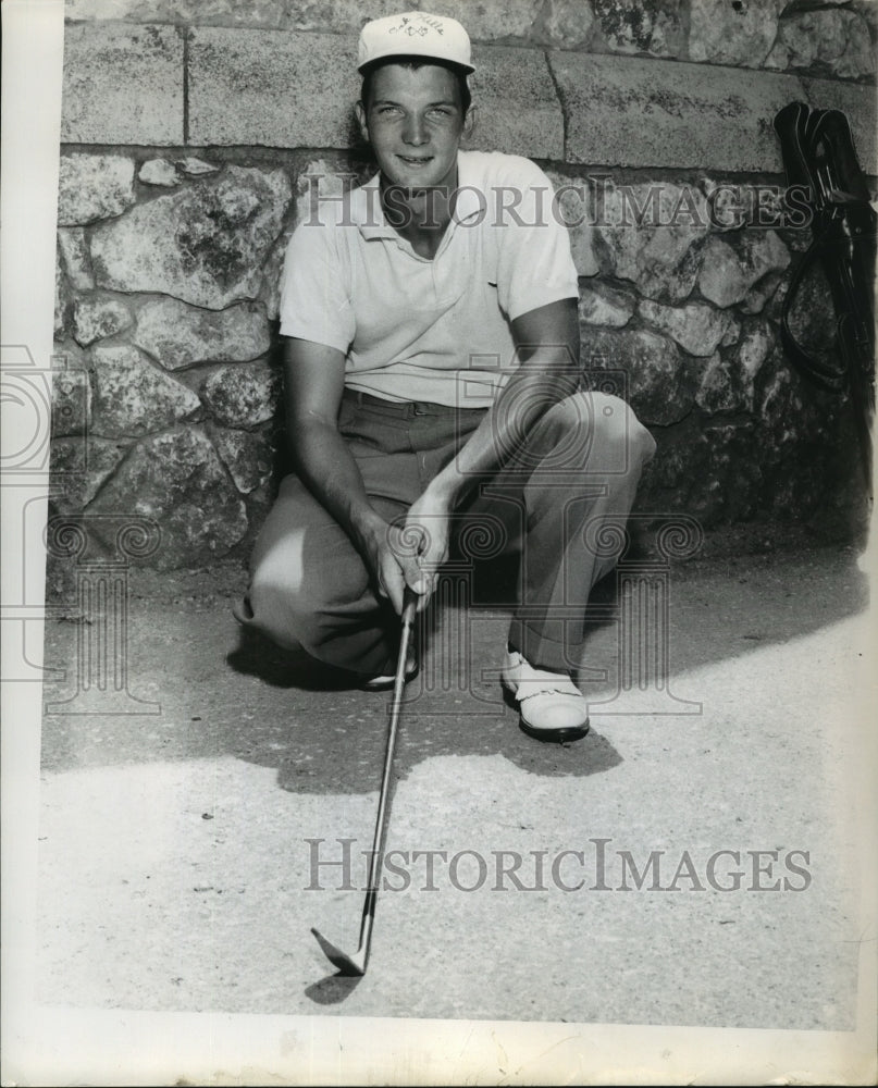 Press Photo George Hall holds a golf club - Historic Images
