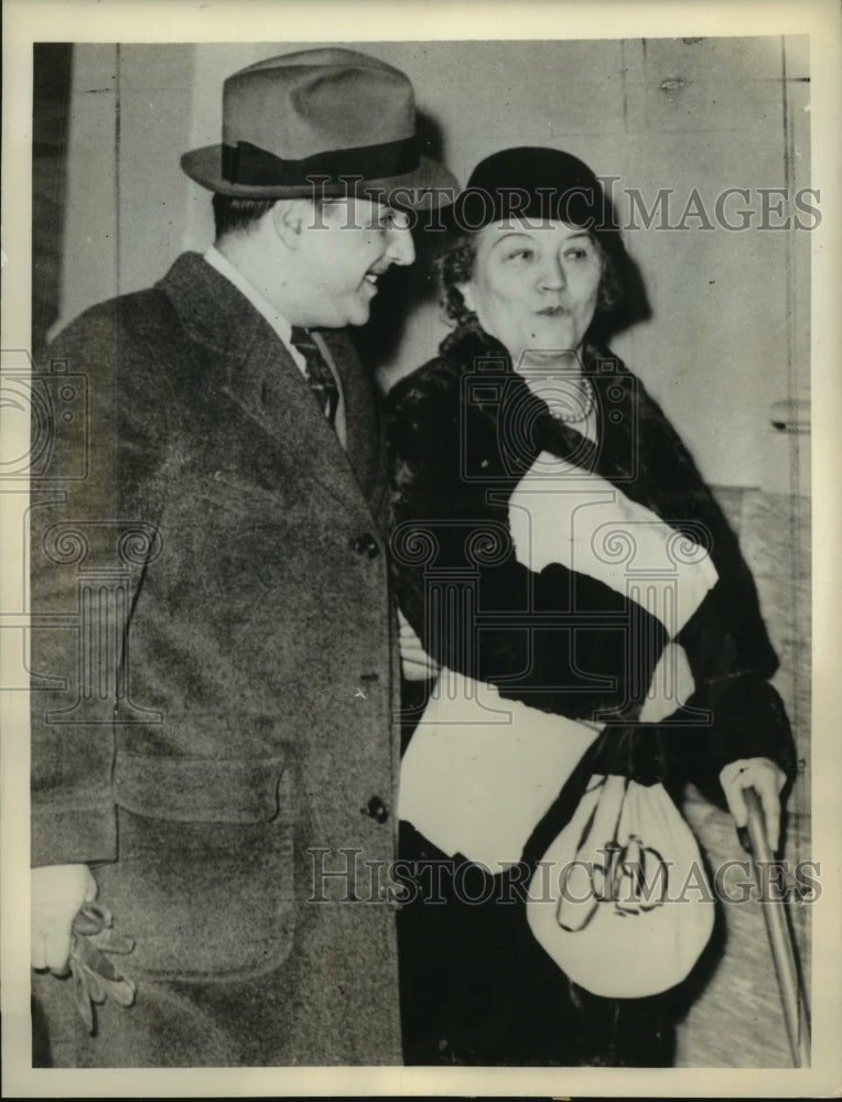 Press Photo Mrs. Lalla Fairfield Barr Sues Ex-Husband and is her own attorney - Historic Images