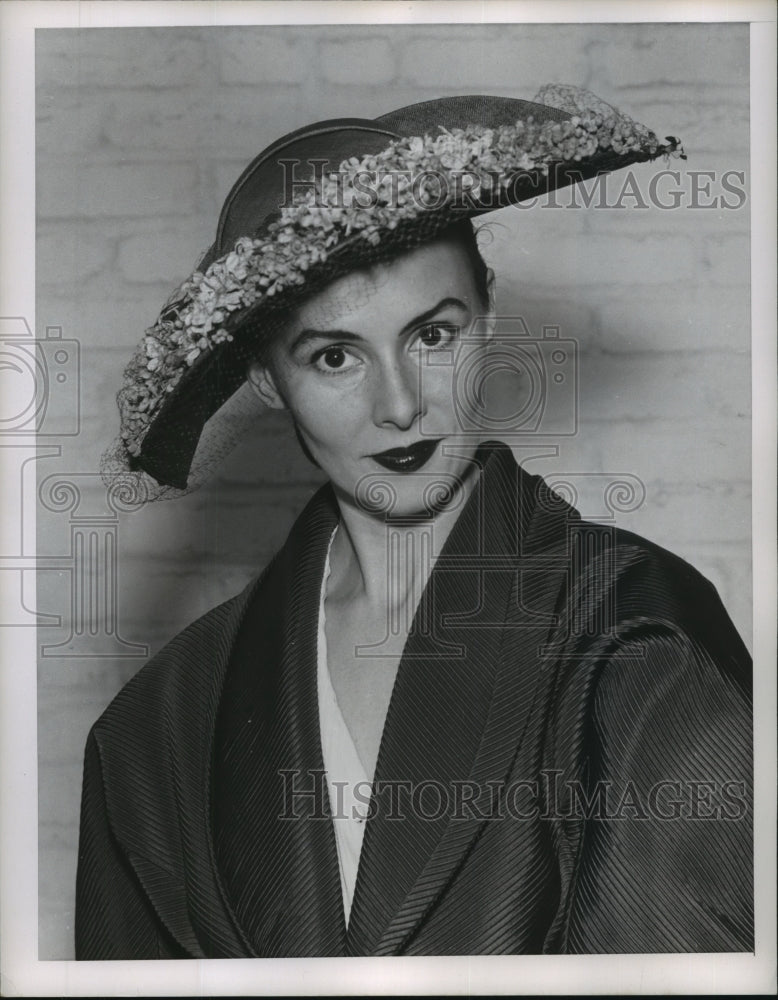Press Photo Austine displays a dramatic hat - Historic Images