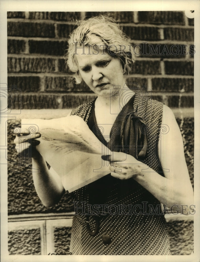 1933 Press Photo Mrs G.H. Muller Reads News of Brothers Arrival in Norway-Historic Images
